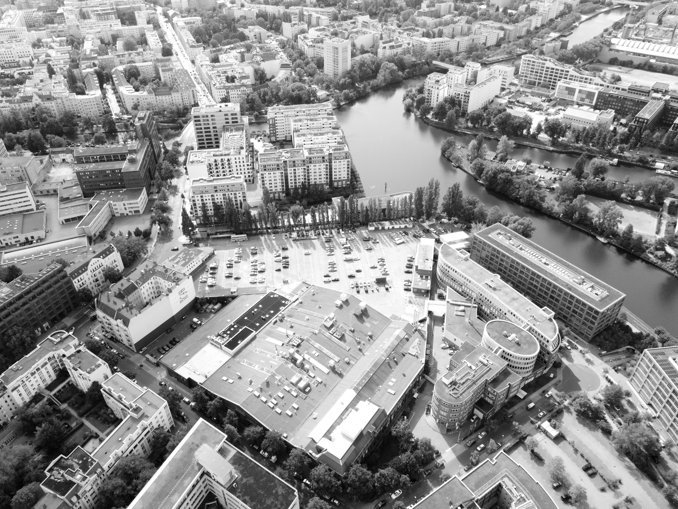 The whole site from above with the Spree behind it, drone photo 08.09.2026, black and white